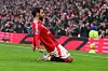 En jublende Bruno Fernandes sklir på knærne etter 1-0-målet mot Leicester, 10. november 2024.