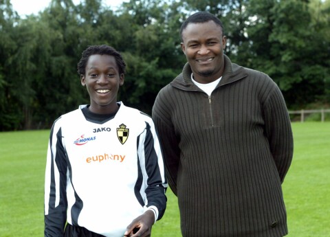 OVER TO YOU SON: Romelu Lukaku og faren Roger på Lierses treningsfelt da United-spissen var en del av klubbens akademi.