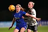 Anna Sandberg i duell om ballen med Everton Womens  Emma Bissell i Sandbergs første start for United, 20. november 2024.