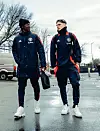 Kobbie Mainoo og Alejandro Garnacho på vei inn til Old Trafford.