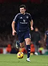 Harry Maguire løper med ball mot Arsenal.