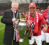 Sir Alex Ferguson og Nani med Premier League-troféet etter United-Swansea, 12. mai 2013.