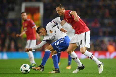 NORSK INNSLAG: Mohamed Elyounoussi var ikke i troppen til Basel lørdag. Her i duell med Nemanja Matic på Old Trafford.