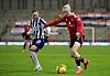 Olivia Rabjohn (WBA) prøver å hindre Anna Sandberg i å slå innlegg. Manchester United 7-0 West Bromwich Albion Women, 11. januar 2025.