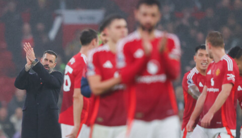 Ruud van Nistelrooy applauderer fansen sammen med United-spillerne etter kampen mot Leicester 10. november.
