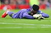 André Onana ligger fortvilet på bakken etter tabbe mot Brighton, 19. januar 2025.