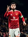 Bruno Fernandes viser frem to (2) fingre, 23. januar 2025.