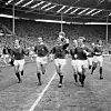 Manchester United-spillere feirer FA-cupfinaletriumfen på Wembley i 1963: Maurice Setters, Noel Cantwell, Paddy Crerand, Bobby Charlton, Albert Quixall, David Gaskell og Johnny Giles.
