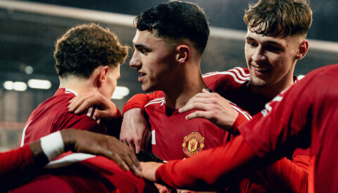 Scanlon gratuleres av lagkameratene etter å ha scoret sitt andre mål mot Chelsea i FA Youth Cup-åttendedelsfinalen i februar.