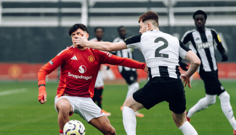 Gabriele Biancheri var uheldig som ikke fikk med seg scoring i kampen mot Newcastle. Her får han seg en smell i ansiktet etter under minuttet. Gabriele Biancheri får en slag i ansiktet.