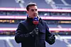 Gary Neville som snakker i Sky Sports-mikrofonen på Tottenham Hotspur Stadium før Tottenham-United 16. februar 2025.