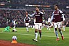 Youri Tielemans og Marcus Rashford feirer Tielemans' mål for Aston Villa mot Liverpool, 19. februar 2025.