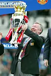 Sir Alex Ferguson med Premier League-troféet for 2002/03-sesongen på Goodison Park. Trophy. 11. mai 2003.
