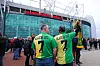 To supportere med Glazers out-drakter foran Old Trafford, fanprotest, 2. mars 2025.