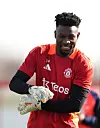 En smilende André Onana på Manchester United-trening, 5. mars 2025.