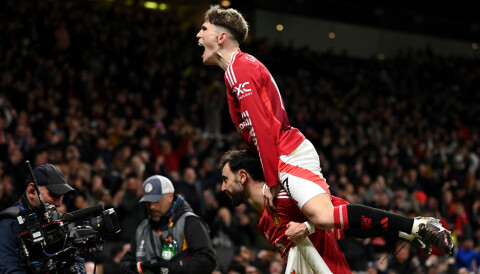 Alejandro Garnacho klatrer på Bruno Fernandes.