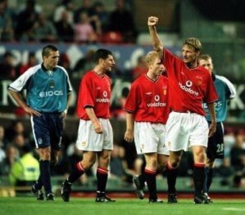 MÅL: Her har Teddy Sheringham scoret i Denis Irwins testimonialkamp mot City.