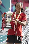 En smilende Jayde Riviere med FA-cuptroféet på Wembley etter Manchester United 4-0 Tottenham, 12. mai 2024, trophy.