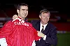 November 1992: Eric Cantona presenteres som Manchester United-spiller av Alex Ferguson.
