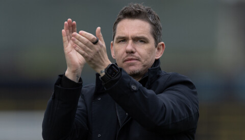 – Vi har lært av feilene vi har gjort tidligere Marc Skinner applauderer United-fansen, 13. april 2025.