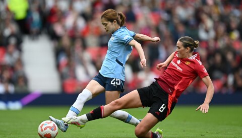 Grace Clinton er nominert til to priser. Grace Clinton takler Yui Hasegawa under Manchester-derbyet på Old Trafford. Manchester United 2-2 Manchester City Women, 4. mai 2025.