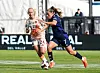Ella Toone med ballen for Manchester United Women mot Roma og Katrine Møller Kühl i World Sevens Football (W7F), 21. mai 2025.