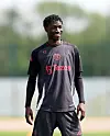 En smilende Sékou Koné på Carrington under Manchester United-trening, 14. mai 2025.