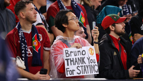 Manchester United-supportere viste på Allianz Arena sin takknemlighet til Bruno Fernandes for at United-kapteinen valgte å bli i klubben. United-supportere på tribunen med THANK You For STAYING-skilt til Bruno Fernandes under Tyskland 1-2 Portugal, 4. juni 2025.