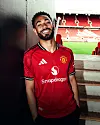 Matheus Cunha poserer med Manchester Uniteds nye drakt på Old Trafford, 12. juni 2025.