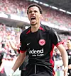Eintracht Frankfurt-spiss Hugo Ekitike feirer mål, 17. mai 2025.
