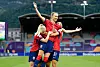 Thea Bjelde og Lisa Fjeldstad Naalsund løfter matchvinner Caroline Graham Hansen, Norge 2-1 Finland, 6. juli 2025.