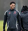 En smilende Marcus Rashford under trening på Carrington, 22. januar 2025.