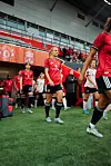 Lisa Fjeldstad Naalsund, Hinata Miyazawa, osv går inn på banen før Manchester United-Liverpool Women, 20. august 2025.
