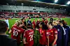 Manchester United står i en ring på banen etter 2-2-kampen mot Liverpool Women på Leigh Sports Village, 20. august 2025.