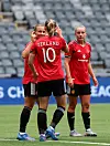 Elisabeth Terland feirer med Julia Zigiotti Olme og Ella Toone etter 1-0-målet mot PSV WOmen, 27. august 2025.