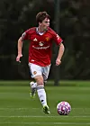 Rafe McCormack (16) driver fremover med ballen for Manchester Uniteds U18-lag, 23. august 2025.