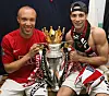 Mikaël Silvestre og Rio Ferdinand med Premier League-troféet, 11. mai 2008. Trophy.