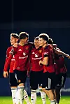Jayce Fitzgerald (skjult) feirer 2-1-vinnermålet sitt mot Everton U21, 3. oktober 2025, sammen med f.eks. Finley McAllister, Jacob Devaney og en av Fletcher-tvillingene.