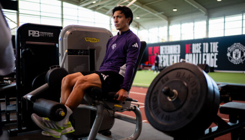 Lisandro Martínez har jobbet hardt med å trene seg opp etter den grusomme kneskaden. Lisandro Martinez i styrkerommet denne uka.