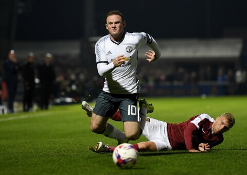 TRØBBEL: Wayne Rooney hadde en ny svak kamp for United. Starter han mot Leicester? GettyImages-609573586