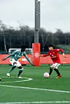 JJ Gabriel med ballen for Manchester Uniteds U18-lag mot Newcastle, 6. desember 2025.
