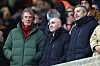 Sir Jim Ratcliffe, Omar Berrada og Jason Wilcox på tribunen under Wolverhampton-Manchester United, 8. desember 2025.