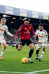 Matheus Cunha med ballen under press fra to Leeds-spillere. Leeds mot Manchester United, 4. januar 2026.