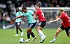 Nikita Parris og Julia Zigiotti Olme i kamp om ballen, med Anna Sandberg ved siden av. London City Lionesses Women 1-5 Manchester United. 14. september 2025.