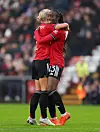 Simi Awujo får en klem av hjemmedebutant Hanna Lundkvist etter Awujos første Manchester United-mål i 5-0-seieren mot Burnley Women, 18. januar 2026.