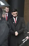Bruno Fernandes utenfor Old Trafford i forbindelse med München-markeringen 6. februar 2026.
