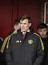 Darren Fletcher (og Amir (?) Ibragimov i bakgrunnen) utenfor Old Trafford i forbindelse med München-markeringen 6. februar 2026.