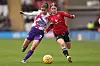 Jess Park med ballen mot Jana Fernández, Manchester United Women mot London City Lionesses, 15. februar 2026.