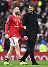 En smilende Luke Shaw og en smilende Michael Carrick, 7. februar 2026.