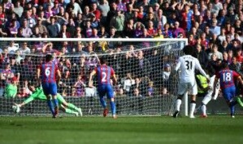 ØRNENE FLYR HØYT: Håkon Aaberge har sans for Crystal Palace sine supportere. Crystal Palace v Manchester United - Premier League